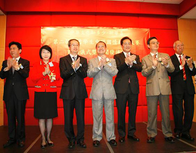 各位嘉賓主持大賽啟動禮。由左至右:文滙報總經理歐陽曉晴先生,新華集團顧問及法律總監蔡關穎琴女士,中聯辦青年工作部副部長李薊貽先生,新華集團主席蔡冠冠深博士,香港文匯報董事副社長馮瑛冰先生,中聯辦教育科技部副部長李魯先生,港區全國人大代表、招商局集團有限公司常務董事袁武先生。