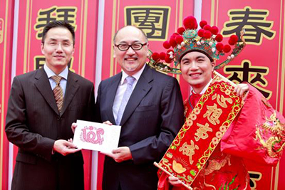 廣播處長鄧忍光先生(左)向點心衛視董事兼行政總裁司徒傑先生贈送靈蛇剪紙,祝賀新年。