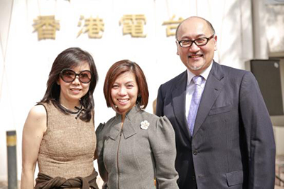 由左至右:點心衛視副總裁莊漪女士,電訊盈科電視及新媒體業務董事總經理李凱怡女士,司徒先生