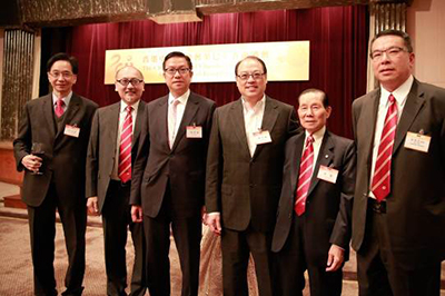 中總文化產業委員會主席司徒傑先生和香港中華廠商聯合會會長施榮懷先生(左三)以及各位與會人士合影留念
