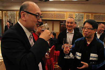 先飲為敬!團拜氣氛輕鬆!前右為香港新聞工作者聯會總幹事焦惠標先生。