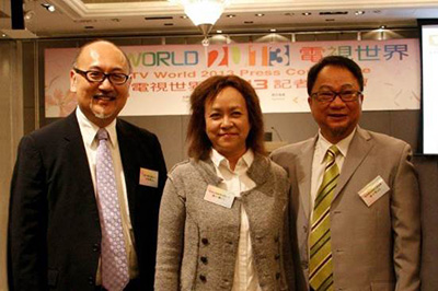 司徒傑先生(左二)與香港電視專業人員協會徐小明會長先生(左四)、香港有線節目策劃及製作副總裁康小圓女士(左三)。