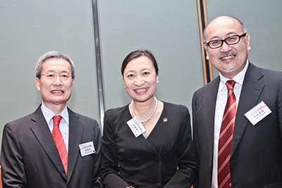由左至右:香港專業聯盟主席劉炳章先生,香港會計師公會會長趙麗娟女士,司徒傑先生。