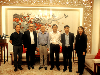 由左至右:點心衛視台長林瑞軍先生,點心衛視董事兼行政總裁司徒傑先生,中聯辦楊健副主任,南方廣播影視傳媒集團總裁建惠建先生,中聯辦宣傳文體部副部長朱文先生,點心衛視助理副總裁、公共事務主管戚山寧小姐。