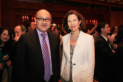 英國駐香港及澳門總領事Caroline Wilson女士(右)與司徒傑先生合照