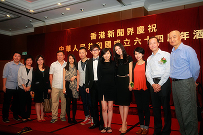 點心衛視負責人及工作人員來個合影。副總裁莊漪小姐(左八),台長林瑞軍先生(右二),台長助理陸曉丹先生(右一)。