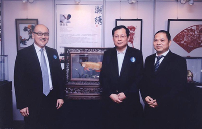 司徒傑先生(左)、張惠建先生(中)和文專委主任、廣東中凱文化集團董事長郭子龍先生(右)在粵港澳非物質文化遺產交流展的《好運來》刺繡旁合影留念。該刺繡立體感強,栩栩如生,是國家級非遺保護專案傳承人、高級工藝美術師孫慶先的作品,被國務院外交部定點作為國禮品。