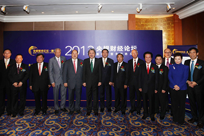 部分主禮嘉賓合影:香港財政司司長曾俊華先生(左六)、香港中華總商會副會長袁武先生(右六)、香港中國商會主席陳經緯先生(右五)、點心衛視董事兼行政總裁司徒傑先生(右三)、中央電視臺財經頻道副總監韓青女士(右二)、大公報董事長兼社長姜在忠先生(右一)