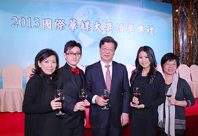 由左至右:莊漪小姐,Jose, 文匯報社長王樹成先生,Yan小姐,點心衛視助理項目總監林衛平小姐。