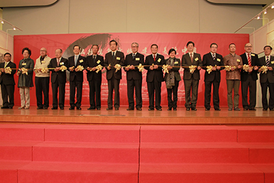 部分主禮嘉賓:香港國際創價學會理事長吳楚煜先生(左一),中華總商會副會長莊學山先生(左三),潮屬社團總會創會主席陳偉南先生(左四),中國僑聯副主席陳有慶先生(左五),中國書法家協會副主席蘇士澍先生(左七),國家林業局原局長、中國綠化基金會主席王志寶先生(左八),香港特區政府民政事務局副局長許曉暉女士(右六),文匯報董事長兼社長王樹成先生(右五),潮屬社團總會主席陳幼南先生(右四),中華總商會文化產業委員會主席司徒傑先生(右二)。