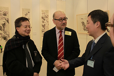 嘉賓在展覽中交流。由左至右:中總文化產業委員會委員王啓逹先生,司徒傑先生,中國綠化基金會秘書長李潤明先生。