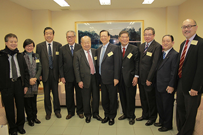 由左至右:王啓逹先生,許曉暉副局長,蘇士澍先生,王志寶會長,陳偉南先生,陳有慶先生,原國家林業部副部長蔡延松先生,陳幼南先生,香港創價學會名譽理事長李剛夀先生,司徒傑先生。