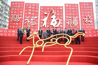 通訊事務管理局主席何沛謙先生(前排左一)及廣播處長鄧忍光主先生持(左二),與一眾傳媒代表主持團拜儀式。