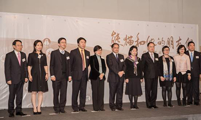 主禮嘉賓剪綵後合照。其中,左四為畫家劉中先生,左五為民政事務局副局長許曉輝女士,左七為中聯辦青年工作部副部長唐淑蘭女士。