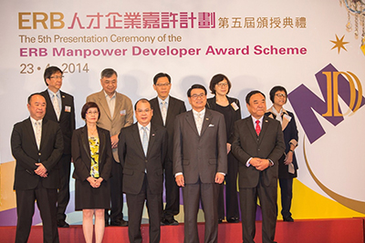 部分主禮嘉賓合照。前排中為勞工及福利部部長張建宗先生,左四為再培訓局主席梁永祥先生。