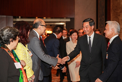 Mr. Kit Szeto, Chairman of the Cultural Industries Committee of the CGCC and Director & CEO of Dim Sum TV (3rd from left), welcomes Mr. C.Y. Leung, Chief Executive of the HKSAR (2nd from right) to the reception. First from right is Mr. Yang Zhao Xian, Chairman of the CGCC.