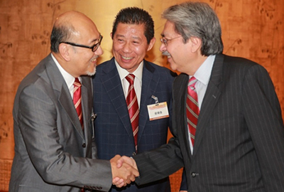 Mr. Kit Szeto welcoming the Financial Secretary, Mr. John Tsang Chun Wah.