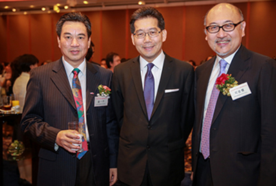 大公報總經理盛一平(左一)香港新聞界國慶籌委會副主任委員、香港商務及經濟發展局局長蘇錦樑(左二),點心衛視董事兼行政總裁司徒傑先生(右一)合影。