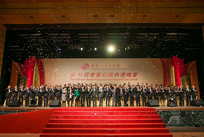 台上嘉賓互相祝酒,共慶盛事。
