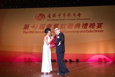 Mr. Kit Szeto presenting Ms. Mimi Lo with a bouquet after her performance.  
 