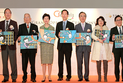 The guests of honour each received a special artwork by the artist-in-residence of Genesis, Mr. Sze Wah Chor. 
 