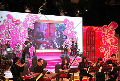 The assembled guests applauding the live musical performance.