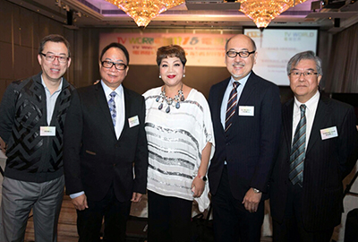 由左至右:电视世界2015工作坊统筹陈树帜先生,香港电视专业人员协会会长徐小明先生,香港电视专业人员协会副会长Maria Cordero女士,点心卫视董事兼行政总裁司徒杰先生,香港电视专业人员协会副会长林旭华先生现场合影留念