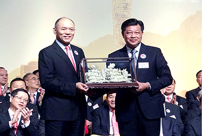 Mr. Fok Chun Wan presenting a commemorative gift to Mr. Lin Xiong, Member of the Standing Committee of the Guangdong Provincial Government and Minister of the United Front Work Department.