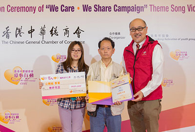 Mr. Kit Szeto, Vice-Chairman of the Cultural Industries Committee of the CGCC and Director & CEO of Dim Sum TV, presenting the second runner-up’s award in the open division.