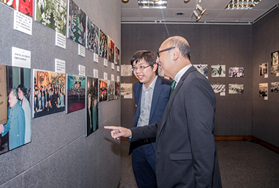 司徒先生于现场参观展览