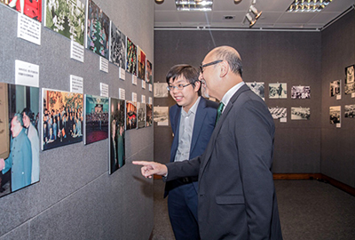  Mr. Kit Szeto viewing the photo exhibits. 