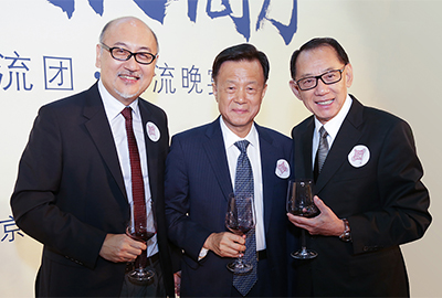(由左到右) 点心卫视董事兼行政总裁司徒杰先生在活动上与世茂集团董事局主席、新家园协会董事会会长许荣茂、英皇集团主席杨受成先生合照