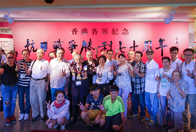 Mr. Wei Se, Chairman of the Council of Hong Kong Dongjiang Column Anti-Japanese Guerrillas, with visitors at the exhibition.