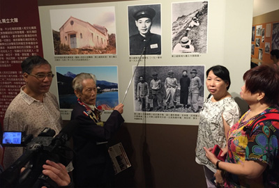 Mr. Wei Se talking to visitors about the history of the Hong Kong Dongjiang Column.