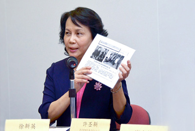 Ms. Xu Xinying recalling the wartime heroics of her father, Mr. Xu Simin.
