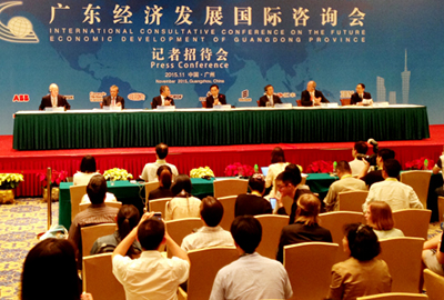 第十届广东经济发展咨询会新闻发布会现场,省长朱小丹与洋顾问们一起回答记者提问