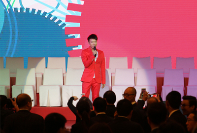 Singer Hacken Lee celebrated with the representatives in song