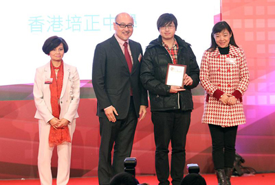 Mr Kit Szeto , Director & CEO of Dim Sum TV, together with Ms Yolanda Chen，Director of Public Relations of Phoenix TV present award to the representative of one of the schools being the most active in participating in the selection activity – Pui Ching Middle School. Ms Bianca Ma, Managing Director of Metro Finance & Metro Finance Digital stands at the left.  