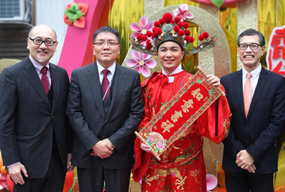 与财神合照,如意吉祥!左起:点心电视有限公司董事兼行政总裁司徒杰、广播处长梁家荣、助理广播处长陈耀华 (右一)
