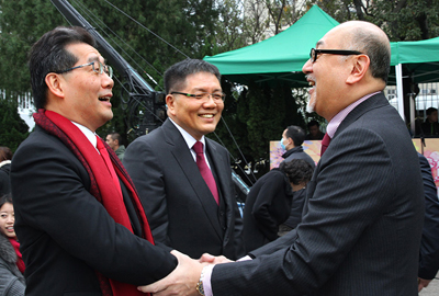 Mr Gregory SO Kam-leung, Secretary for Commerce & Economic Development meets with Mr Kit Szeto joyfully at the Lunar New Year celebration gala. 