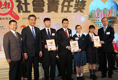 He Dan, student from Hong Kong Shue Yan University (the third from left) wins the
“Award for Outstanding Young Ambassador Promoting Social Responsibility” and Mo Weiyi, student from Fukien Secondary School (the third from right) together with Deng Qingyi from Mu Kuang English School (the second from right) get the “Award for Young Ambassador Promoting Social Responsibility”