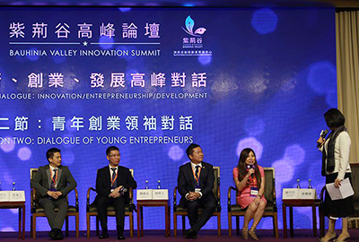 Guests at the Summit (from right to left): The host Tseng Chin I ,Financial Programs Anchor of Phoenix Television; Ms Chen Dandan, Chairperson of China Overseas Investment Annual Conference Consultants Company Limited; Mr Calvin Chiu, Vice President of The Outstanding Young Persons’ Association; Mr Tan Jiaan, Founder of Doctor Robin; Mr Li Zejiang, Chairman of Guangzhou Wecircle Info Tech Limited; Mr Guo Tianshan, Marketing Director of Shimizu Uji Catering Management Limited; Mr Zhao Lei, founder-cum-partner and CEO of HKFanr Limited.