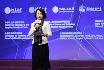 Tseng Chin I, Financial Programs Anchor of Phoenix Television hosts the Summit