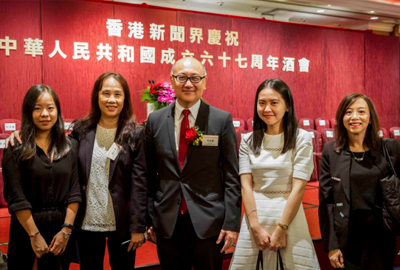 (从左至右)点心卫视公共事務部助理副总裁戚山宁,点心卫视公共事務部副经理黄勉,点心卫视董事兼行政总裁司徒杰先生,点心卫视形象艺人部项目主任王抒玉,点心卫视形象艺人部高級經理林淑儿合影留念