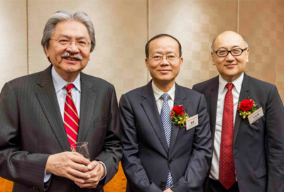 (从左至右)香港特别行政区财政司司长曾俊华先生,中央政府驻港联络部副主任杨健,点心卫视董事兼行政总裁司徒杰