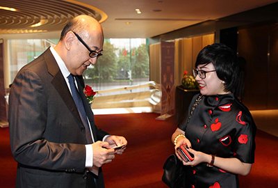 Mr Kit Szeto and Ms Feng Lu, Project Director of CCTV Business Channel Brand Management Group, exchanging contacts and ideas