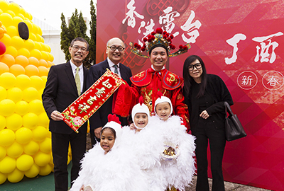 左一:助理廣播處長陳耀華;左二:點心衛視董事兼行政總裁司徒傑先生;右一:點心衛視副總裁莊漪小姐現場新春團拜現場共同合影留念