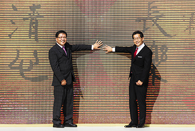 廣播處長梁家榮先生與蘇錦梁一起觸動點亮吉祥金雞大螢幕,送上新春祝福給市民