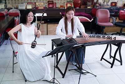 Musicians playing the original piece “A thousand sails to welcome W.H.C.”