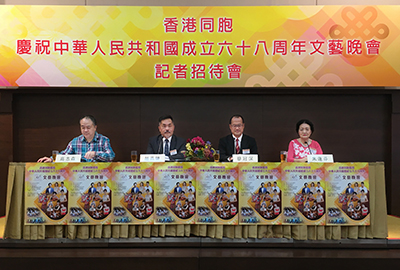 (左起)高志森、趙燕驊、蔡冠深、朱蓮芬向各傳媒代表介紹晚會情況